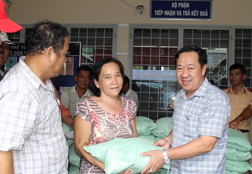 Phòng Cảnh sát giao thông Công an TP Cần Thơ tặng 2,3 tấn gạo cho người nghèo